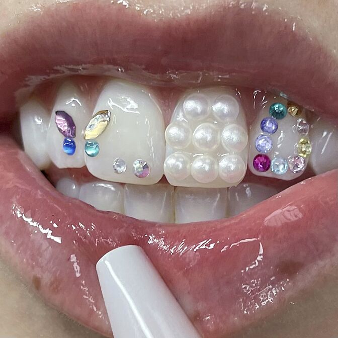 clarissa hurst (toothcharm) Watch on The Lobby